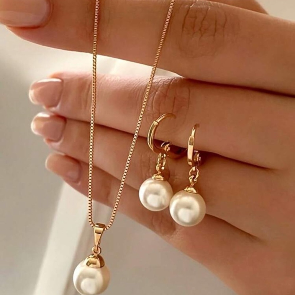 Elegant Gold and Pearl Jewelry Set
